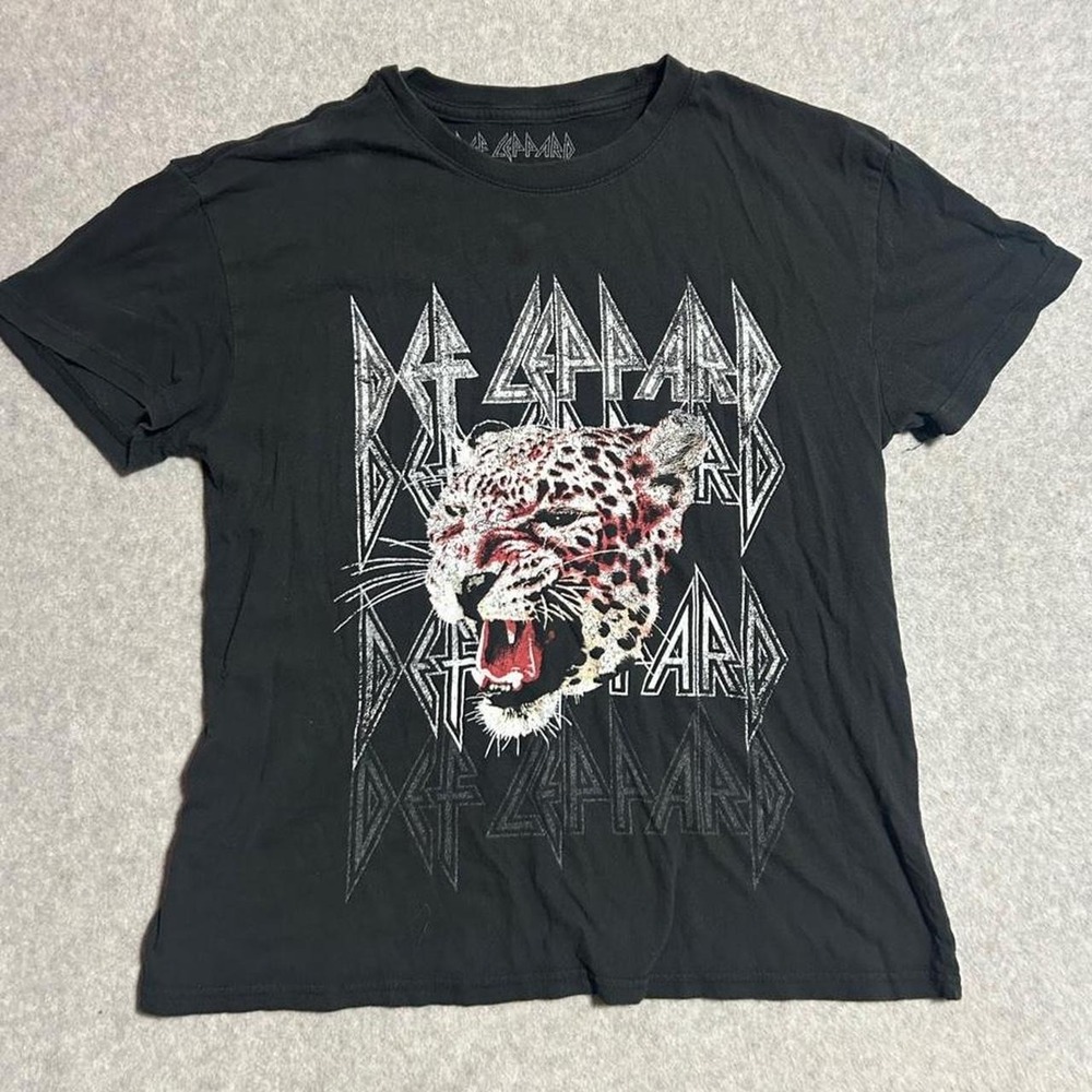 Black Def Leppard Women's Large band tee with white leopard